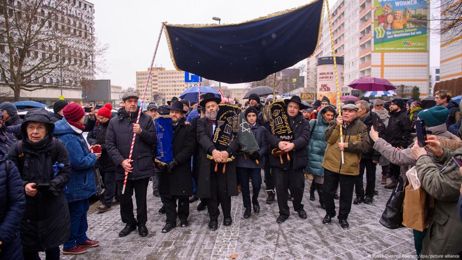 Velika povorka u Magdeburgu na čijem čelu članovi jevrejske zajednice nose svitke Tore koje će unteti u novu zgradu i time je učiniti bogomoljom, sinagogom.