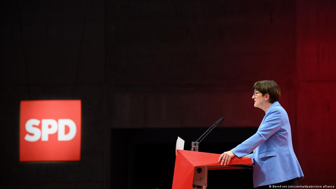 Bashkëkryetarja e SPD, Saskia Eskenme xhaketë bojëqielli para pultit të kuq - në anën tjetër logo e kuqe e SPD