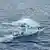 中国海警船向菲律宾船只发射水炮