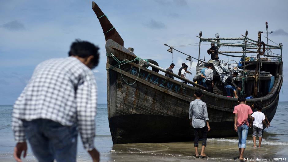 Hundreds missing as boat sinks near Malaysia-Thailand border DW 11/09/2025