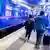 Der neue "Nightjet" steht am Hauptbahnhof in Wien zur Abfahrt nach Amsterdam bereit. Zwei Passagiere laufen mit Koffern am Gleis entlang.  