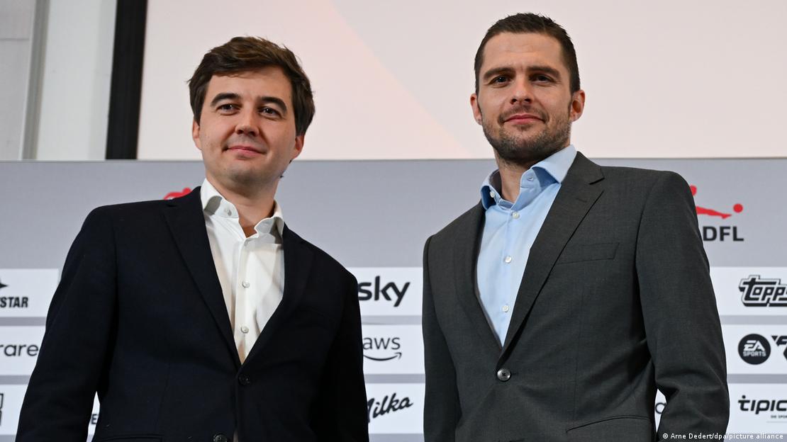 DFL yöneticileri Steffen Merkel (solda) ve Marc Lenz objektife bakarak poz veriyor
