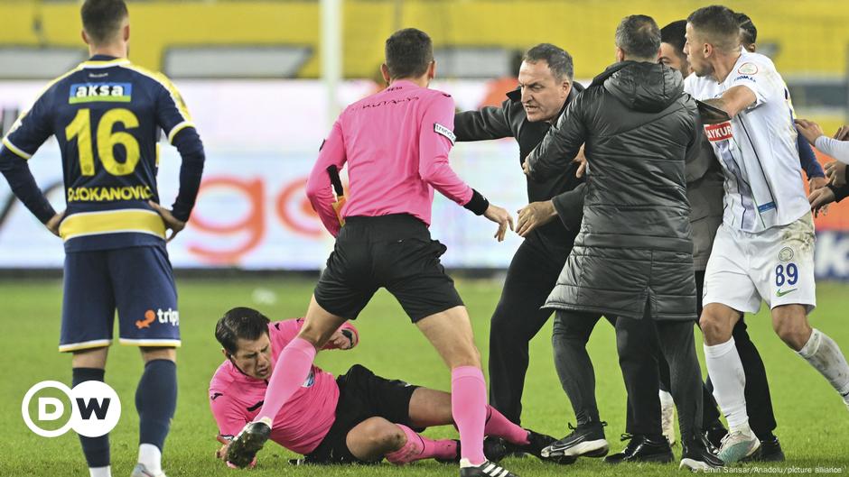 Turkey suspends top-flight football after referee attack – DW – 12/12/2023
