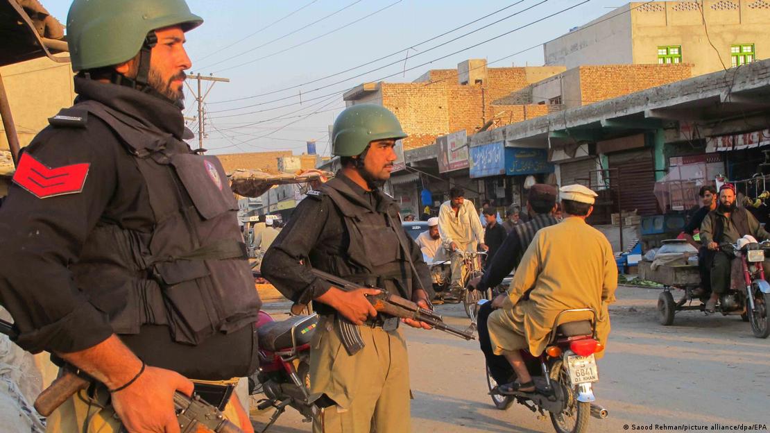 Fuerzas de seguridad de Pakistán vigilan un punto de control luego del atentado perpetrado por talibanes.
