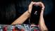 Bir çocuk elinde TikTok'un açık olduğu telefonu tutuyor Bir çocuk elinde TikTok'un açık olduğu telefonu tutuyor