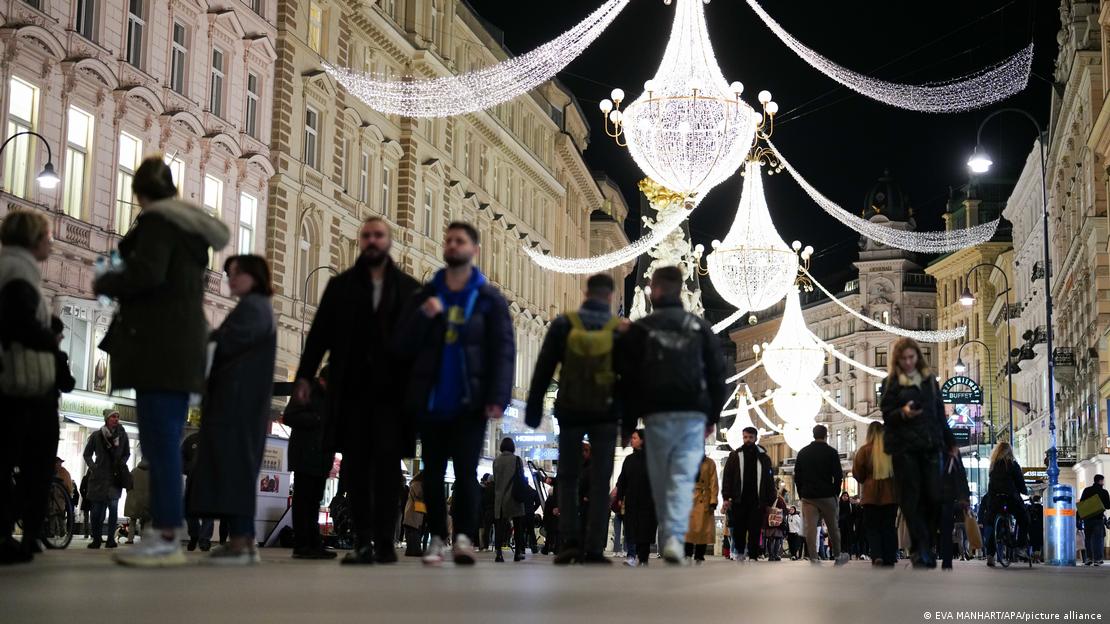  Vjenë: Dritat e Krishtlindjeve përgjatë rrugës Graben, një rrugë tregtare plot gjallëri dhe mjaft e frekuentuar.