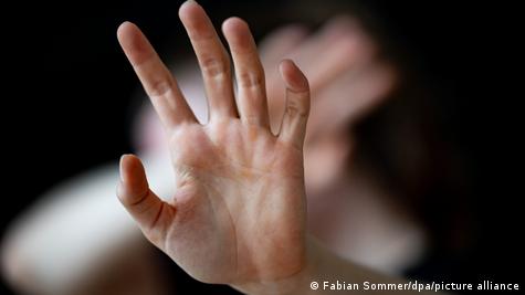 خودکشی زنان خانهدار در سایه سیاستهای مردسالارانه حکومت – DW – ۱۴۰۳/۱۲/۱۸