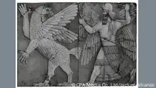 Irak: Marduk, der Sonnengott Babylons, verfolgt mit seinen Blitzen Tiamat, nachdem diese die Tafeln des Schicksals gestohlen hat.