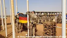 Bundeswehrsoldaten holen die deutsche Fahne im Camp in Gao ein. Die Bundeswehr hat ihren UN-Einsatz im westafrikanischen Mali nach mehr als einem Jahrzehnt beendet. Die letzten Soldaten seien nun auf dem Rückweg über die senegalesische Hauptstadt Dakar, teilte das Einsatzführungskommando am Dienstag mit. +++ dpa-Bildfunk +++