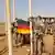 Cascos azules alemanes bajan la bandera de su base en Gao, Mali