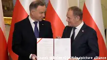 Andrzej Duda (l) , Präsident von Polen, und Donald Tusk, neuer Ministerpräsident von Polen, während der Vereidigung der neuen Regierung im Präsidentenpalast. Polens Präsident Duda vereidigt die neue Regierung von Ministerpräsident Tusk. +++ dpa-Bildfunk +++