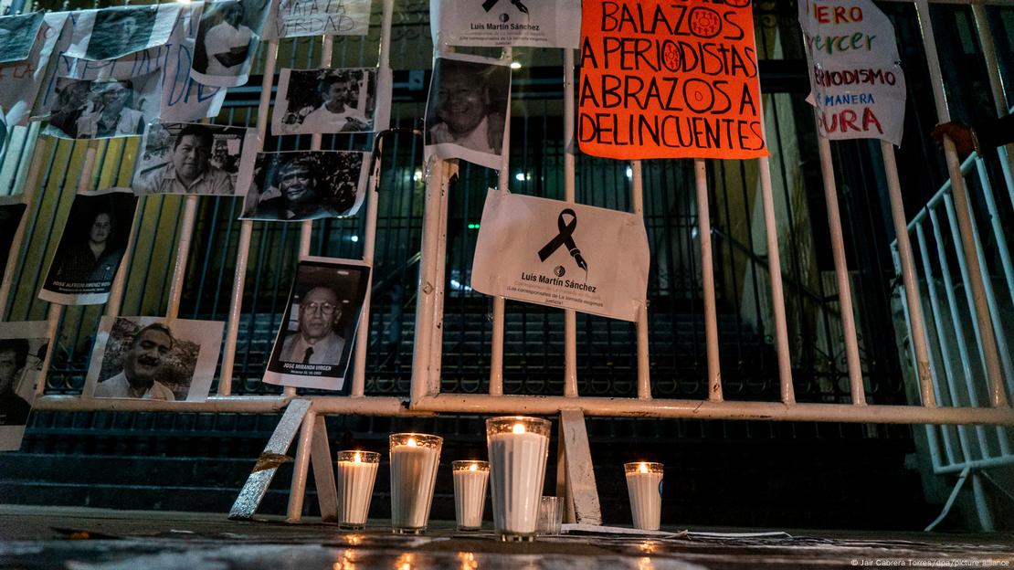 Carteles de protesta contra los asesinatos de periodistas en México, y fotografías de los periodistas asesinados.