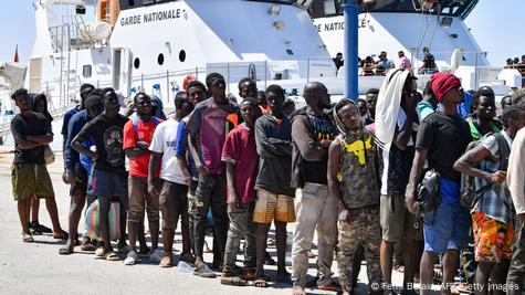 Des migrants interceptés en Méditerranée débarquent au port de Sfax