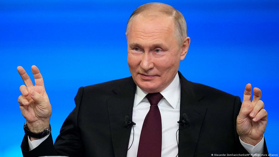 Putini ne konferencen e shtypit - gjestikulon me gishtat tregues te te dy duarve