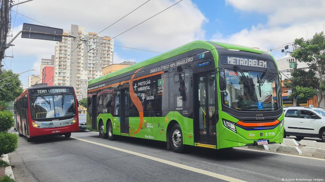 Ônibus elétrico com pintura verde trafegando