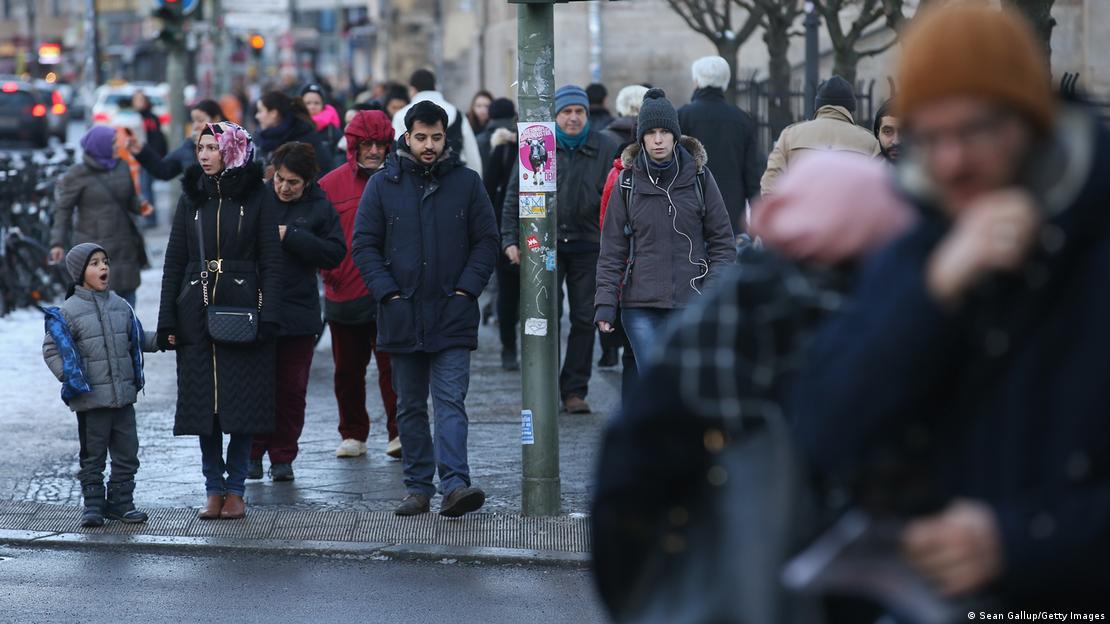 Pamje simbolike: të huaj në rrugët e Berlinit