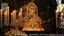 Der Schrein der Heiligen Drei Koenige steht am Dienstag, 2. Januar 2007, im Hohen Dom zu Koeln, waehrend einer Aussendungsfeier fuer Sternsinger. (AP Photo/Hermann J. Knippertz) --- The Epiphany shrine is seen during an emanation mass for Carol Singers at the Koelner Dom cathedral in Cologne, Germany, on Tuesday, Jan. 2, 2007. The Epiphany shrine is said to contain the remains of the three Magi. (AP Photo/Hermann J. Knippertz)