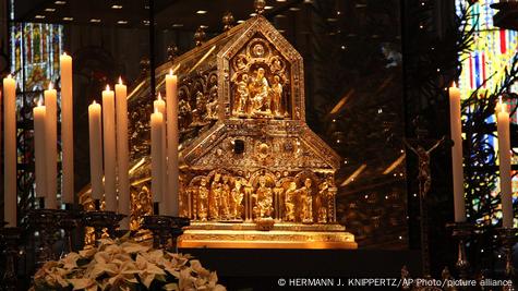 Саркофагот со останките на Светите три крала во Катедралата во Келн Саркофагот со останките на Светите три крала во Катедралата во Келн