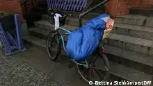 Fahrrad eines Obdachlosen, der in der Tarbor-Kirche in Berlin übernachtet hat.
Foto: von Bettina Stehkämper/DW, 13.12. 2023 