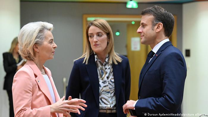 Segundo Paris, Macron (dir.) encontrará Ursula von der Leyen (esq.) para tratar do acordo UE-Mercosul