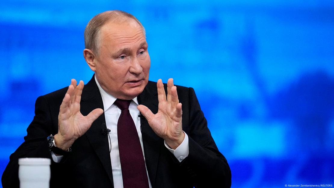 Putin në konferenn e fundit të vitit 2023 me mediat, duke ngritur duart dhe para një sfondi blu