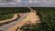 Apertura de una ancho paso a través de la selva virgen, con materiales de construcción y grúas en la sección 5 de la construcción de la vía en Solidaridad, Quintana Roo.
Apertura de una ancho paso a través de la selva virgen, con materiales de construcción y grúas en la sección 5 de la construcción de la vía en Solidaridad, Quintana Roo.