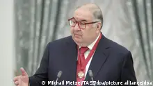 27.11.2018, Russland, Moskau: MOSCOW, RUSSIA - NOVEMBER 27, 2018: USM Holdings founder, International Fencing Federation President Alisher Usmanov awarded Russia's Order of Merit for the Fatherland (3rd class) at a ceremony to present state decorations at the Moscow Kremlin. Mikhail Metzel/TASS Foto: Mikhail Metzel/TASS/dpa