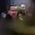  Boris Pistorius gleda u kameru. Oko njega je nekoliko muškaraca i žena čije lice se ne vidi jasno.