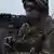 Українській військовий зі смартфоном