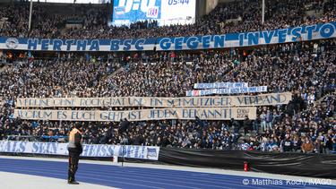 Essen, Germany. 06th May, 2023. Essen, Germany, May 06th 2023: SGS Essen  fan waving a fan flag during the Frauen Bundesliga game between SGS Essen  and FC Bayern unich at the Stadion