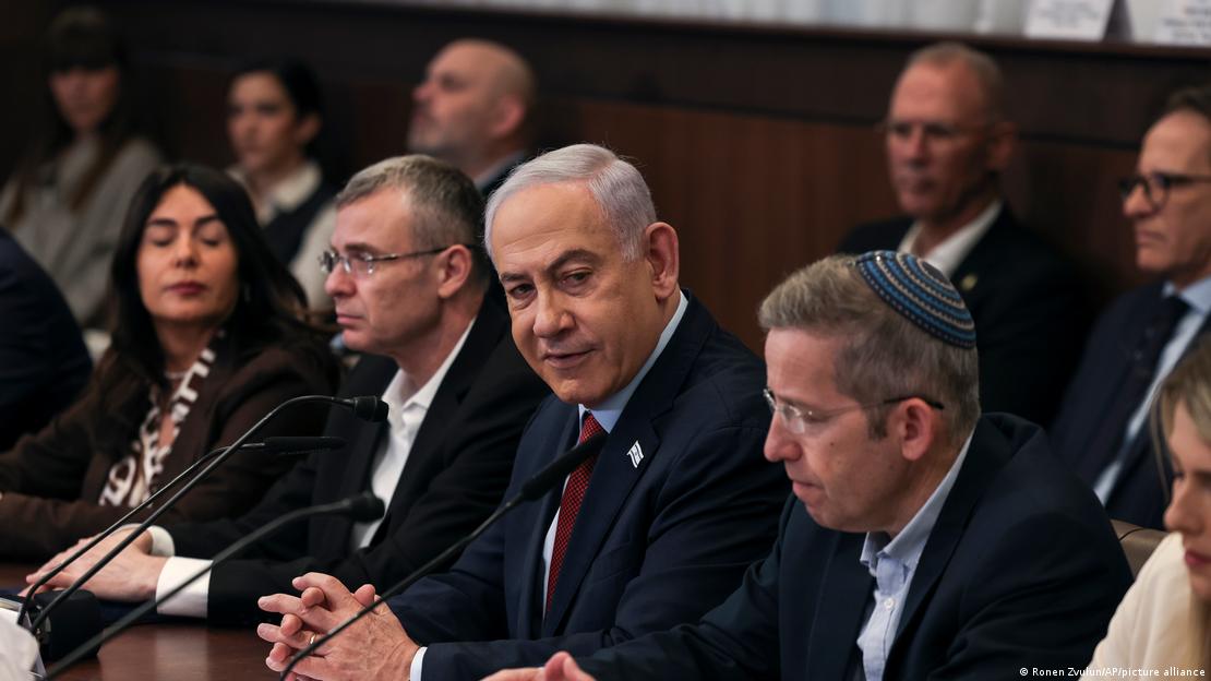 Kryeministri izraelit, Benjamin Netanyahu në mbledhjen javore të qeverisë - Netanjahu ue ministrat ulur para mikrofonëve