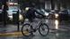 Foto de una persona bajo la lluvia en Buenos Aires Foto de una persona bajo la lluvia en Buenos Aires