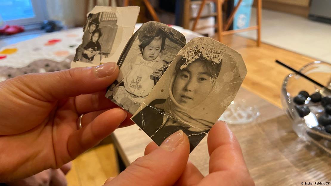 Hoy refugiada en Londres, Kim Kyu Li muestra antiguas fotos de su familia en Corea del Norte.