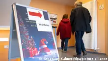 17.12.2023, Sachsen, Pirna: Wähler gehen zur Oberbürgermeister-Wahl in ein Wahlbüro. Die Wahl des nächsten Oberbürgermeisters von Pirna muss in einer zweiten Runde entschieden werden. Foto: Sebastian Kahnert/dpa +++ dpa-Bildfunk +++