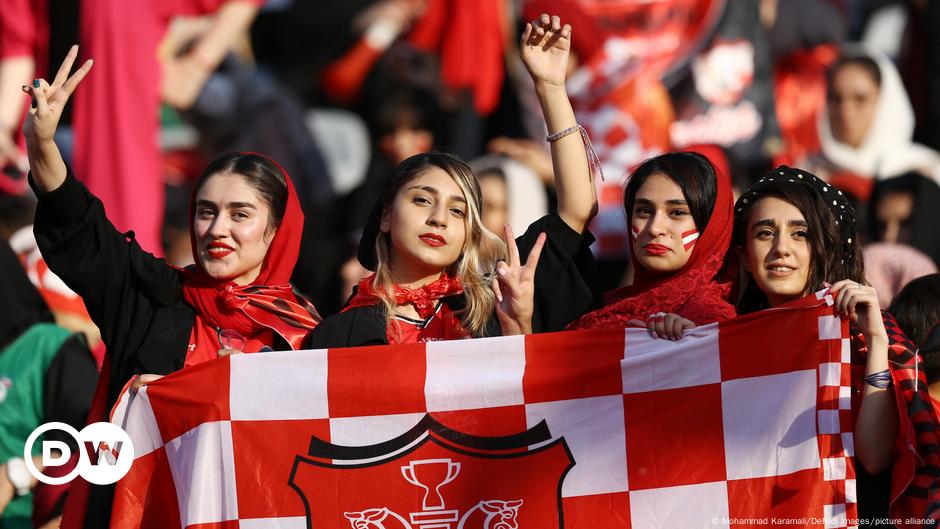 Iran: Women attend Tehran derby, but equality fight goes on – DW – 12 ...