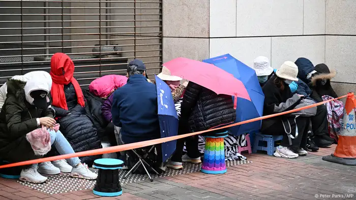 民众在西九龙法院外排队等待旁听黎智英审判。