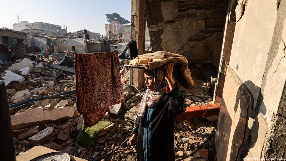 Palestinka među ruševinama u Rafahu 