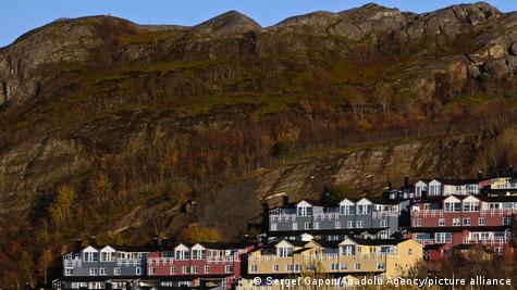 Pamje nga qyteti Bodo i Norvegjisë me shtëpitë e ndërtuara rrëzë malit
