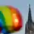 Regenbogenflagge vor dem Kölner Dom