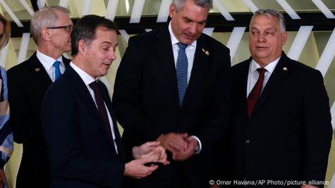 Белгискиот премиер Александер де Кро и унгарскиот премиер Виктор Орбан на самитот на ЕУ 