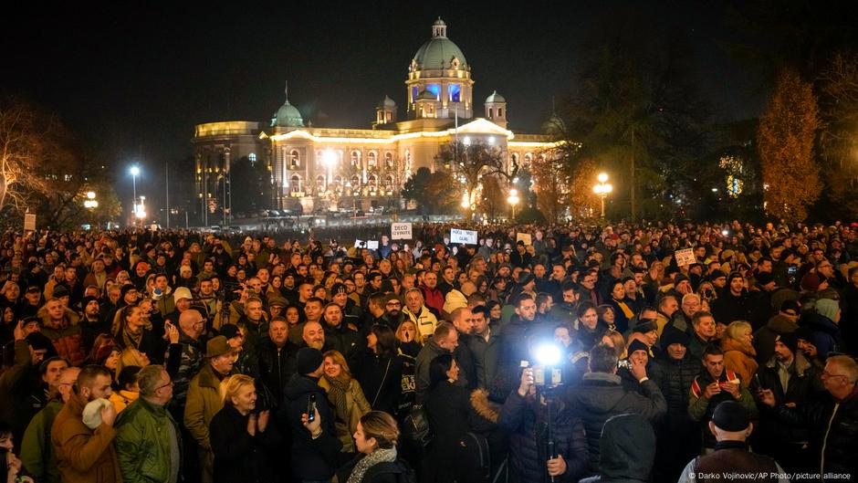 Pristalice dela opozicije ispred Skupštine grada Beograda 18. decembra 2023.