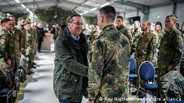 El ministro de Defensa de Alemania, Boris Pistorius, saluda a soldados alemanes emplazados en Lituania