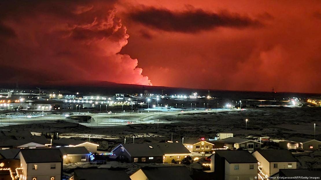 Чад се крева во хоризонтот кај селото Хафнарфјодур во Исланд по булканската ерупција