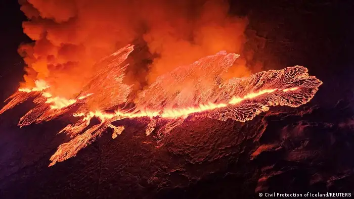 2023年12月18日，冰岛格林达维克，火山喷发时喷出熔岩和浓烟