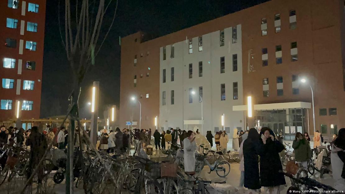 Decenas de estudiantes evacuaron sus dormitorios en el campus de la Universidad de Lanzhou Yuzhong en Lanzhou, en la provincia noroccidental china de Gansu.