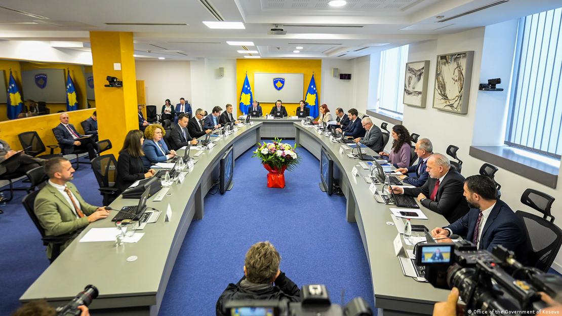 Pamje nga mbledhje e qeverisë së Kosovës - tryezë ovale me dysheme blu ku janë ulur ministrat e qeverisë së Kosovës