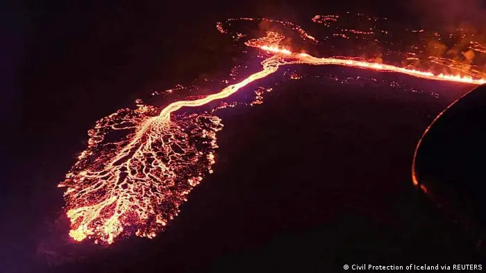 空中俯瞰雷克雅未克半岛火山喷发景象