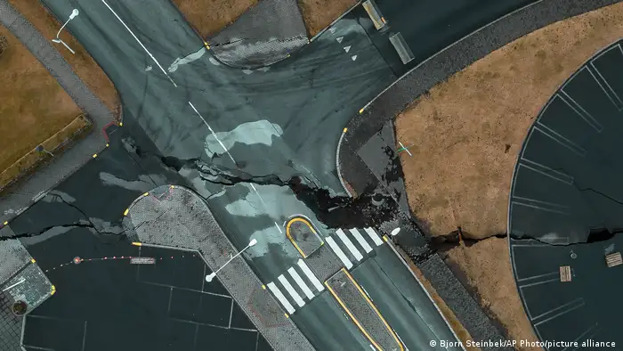 无人机11月16日拍摄的照片显示格林达维克镇一个十字路口出现巨大裂缝