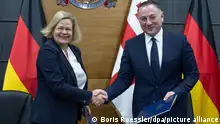 19.12.2023 Bundesinnenministerin Nancy Faeser (SPD, l) und der georgische Innenminister Vakhtang Gomelauri untereichnen ein gemeinsames Migrationsabkommen.