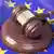 Richterhammer liegt auf EU-Flagge